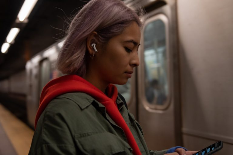 Adolescenții care se vaccineaza în Washington primesc cadou căști AirPods