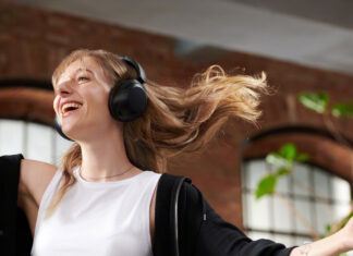 Sony anunță noi căști din seria Extra Bass; Debutează modelul WH-XB910N cu design over-ear și căștile wireless in-ear WF-C500