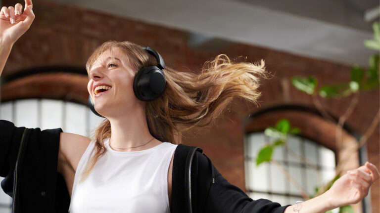 Sony anunță noi căști din seria Extra Bass; Debutează modelul WH-XB910N cu design over-ear și căștile wireless in-ear WF-C500