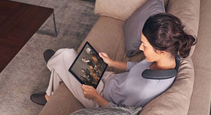 SRS-NS7_WatchingTablet-Large